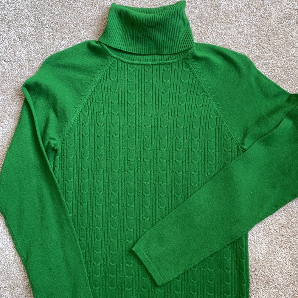 Like new BMoss cableknit sweater. Small